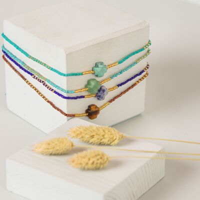 Colliers pierre minerale et perles japonaises, croix.