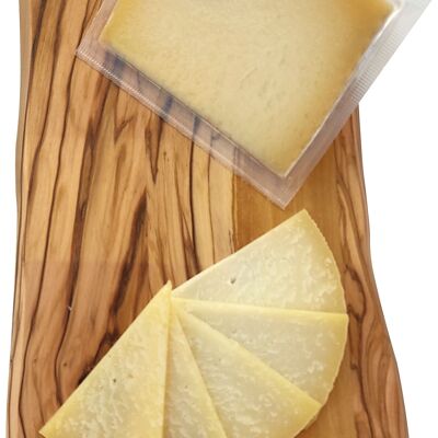 Quartier de fromage de brebis affiné pendant 12 mois, 350 gr.