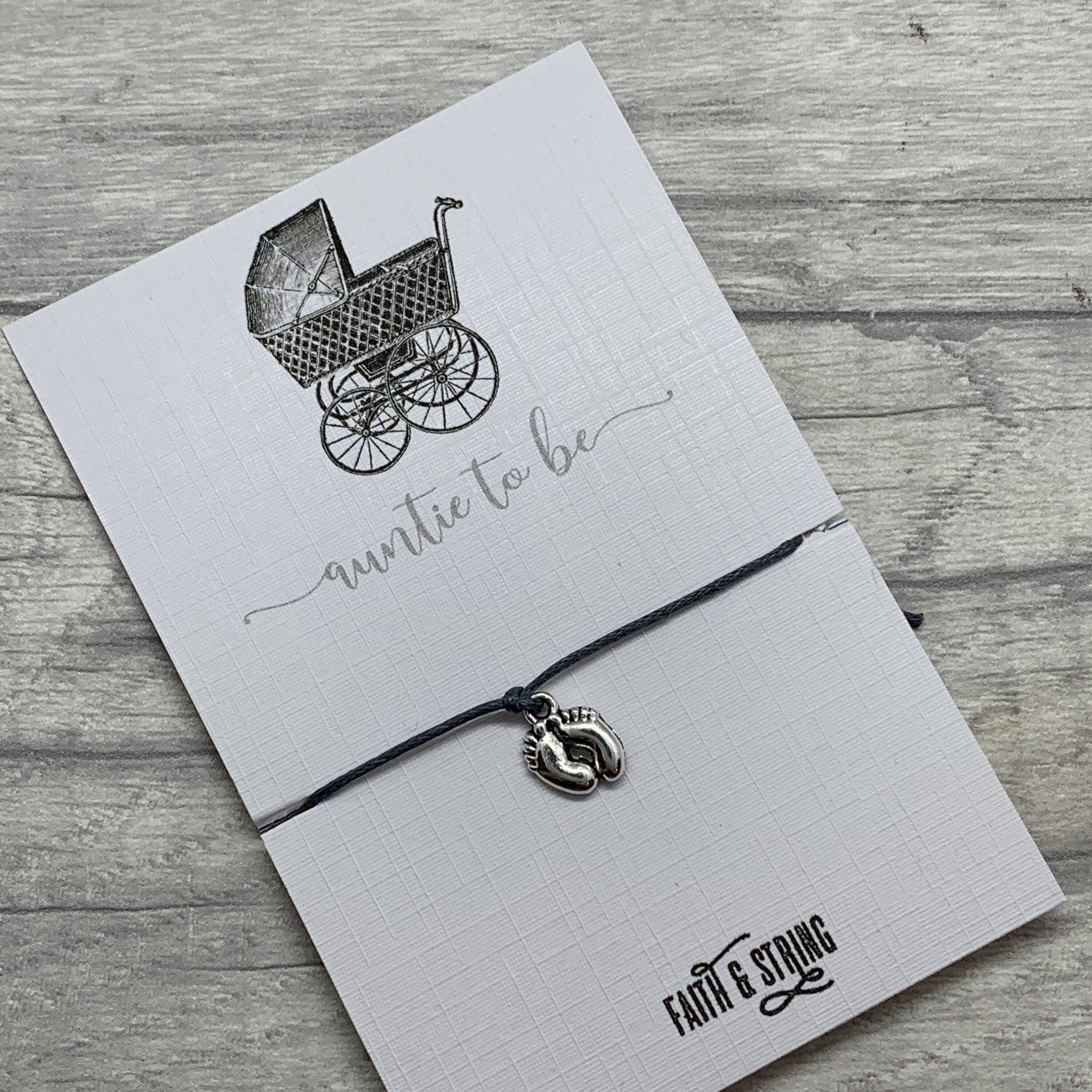 Baby enthüllt Geschenk, Tante als Geschenk, Kindermädchen als Geschenk, Nana als Geschenk.