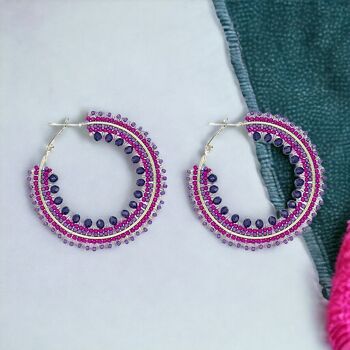 Boucles d'oreilles créoles mauves et fuchsia dégradées avec perles 3