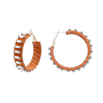 Aretes de aro tejido naranja coral con detalle de barra gris