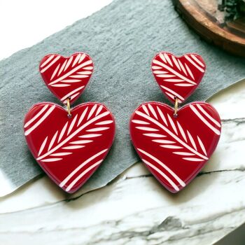 Boucles d'oreilles pendantes en forme de cœur gravées en résine rouge 3