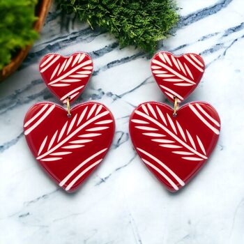 Boucles d'oreilles pendantes en forme de cœur gravées en résine rouge 4