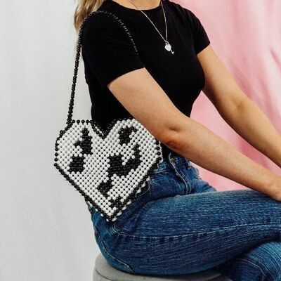 Bolso con cuentas de corazón y estampado de vaca