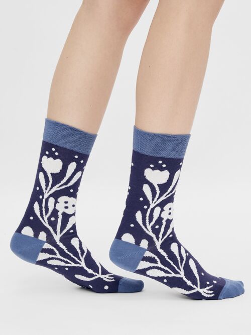 Bio-Socken mit Blumen - Blaue Socken mit Blumenmuster "Flowers" von Lisa Junius