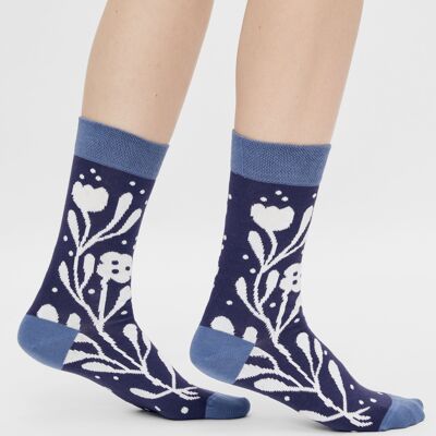 Bio-Socken mit Blumen - Blaue Socken mit Blumenmuster "Flowers" von Lisa Junius
