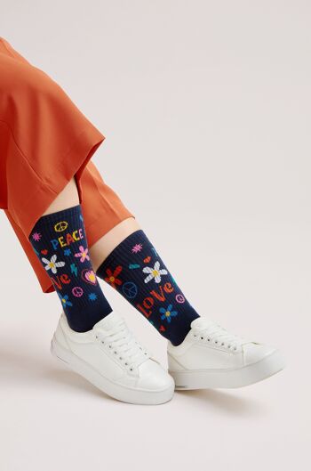 Chaussettes Hippie Bio - Chaussettes de tennis bleues avec un motif coloré Love & Peace 1