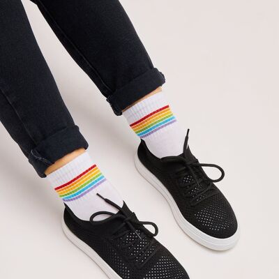 Calcetines deportivos orgánicos a rayas: calcetines deportivos blancos con rayas de colores