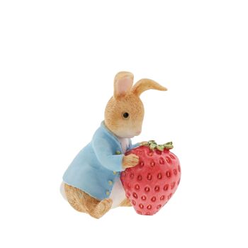 Figurine Pierre Lapin avec fraise 3