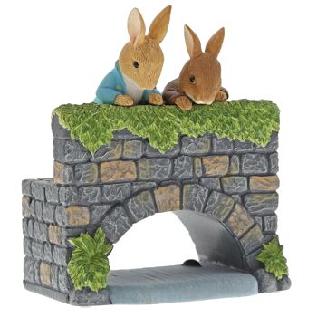 Figurine Peter & Benjamin Bunny sur le pont par Beatirix Potter 1