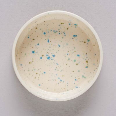 Handgefertigter Wassernapf aus Keramik mit blauen Spritzern
