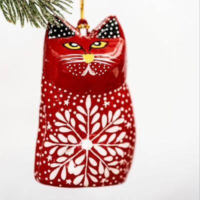 Rote Schneeflocke hängende Katze