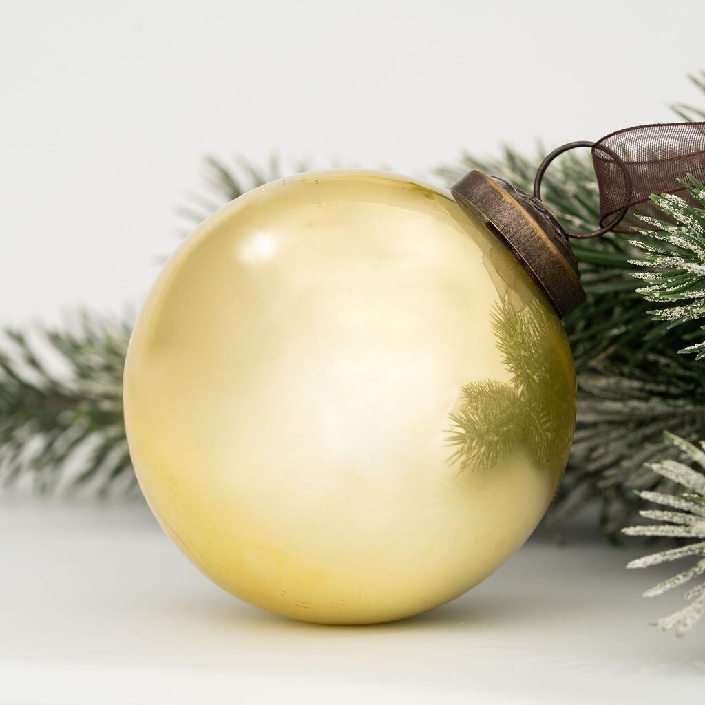 7,6 cm große, goldfarbene, perlmuttfarbene Christbaumkugel
