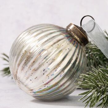Grande boule de Noël en verre argentée de 4 po avec boule nervurée arc-en-ciel 1