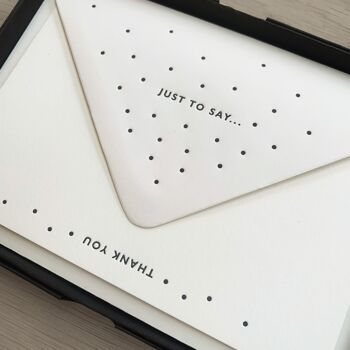 Ensemble de huit cartes de notes imprimées en typographie de luxe à pois « Merci » 2