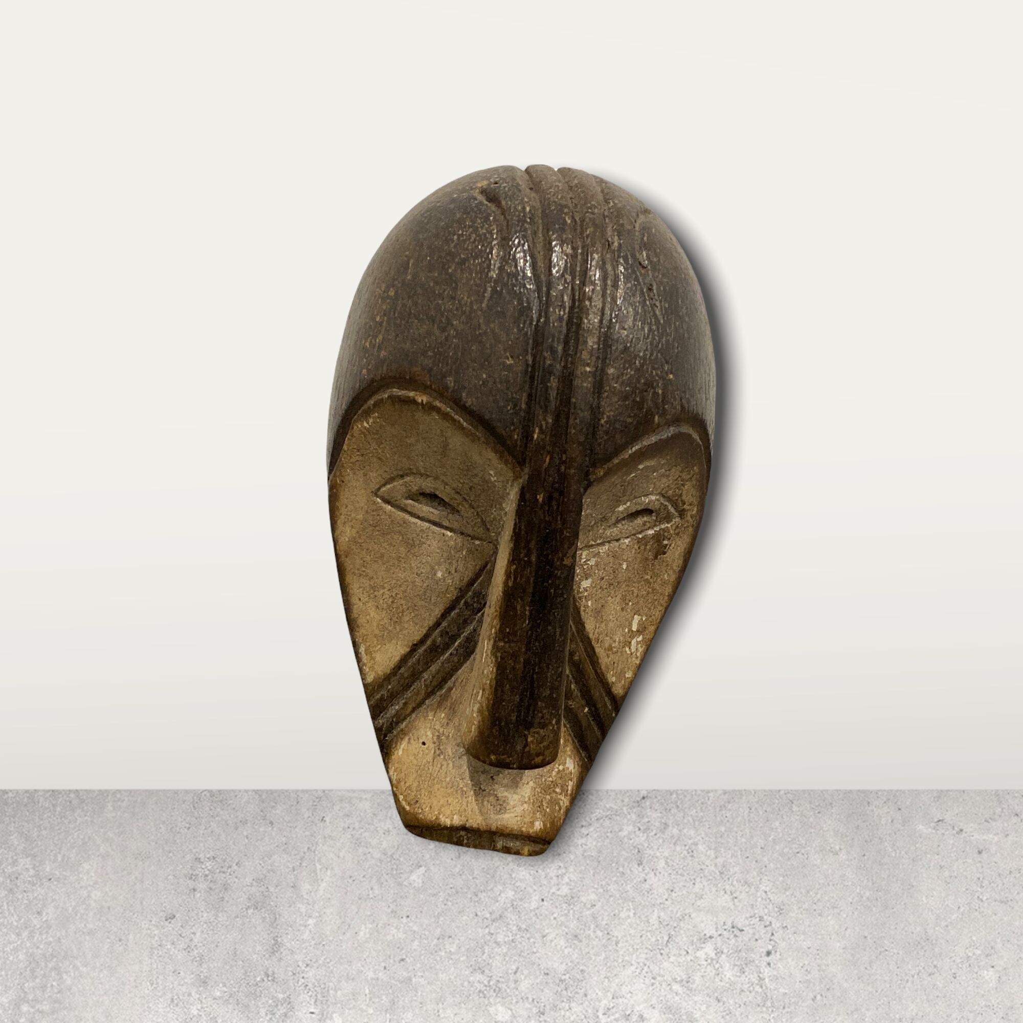 Petit masque africain sur pied