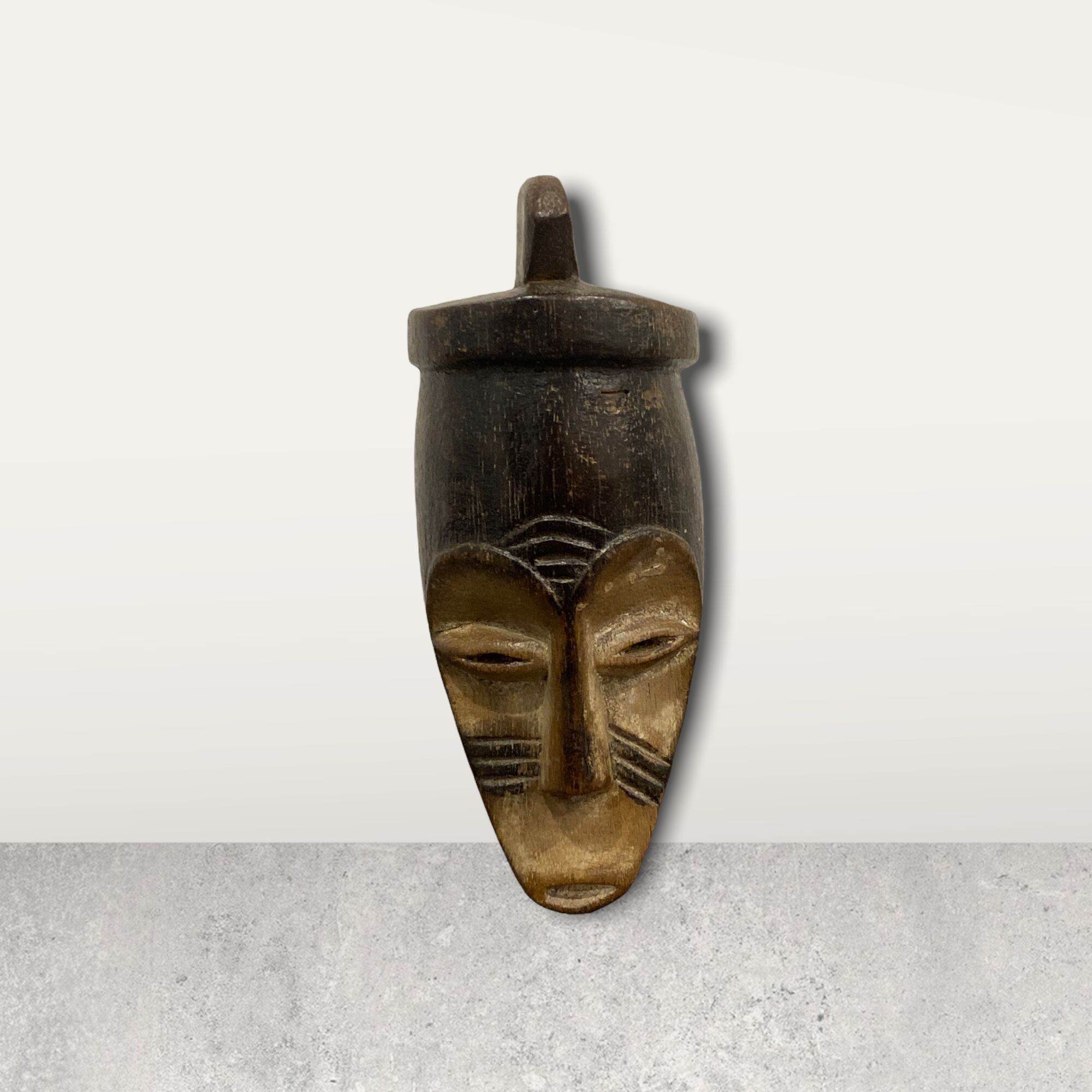 Petits masques africains sur socles