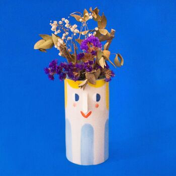Fille aux rayures bleu ciel / Vase en céramique 1