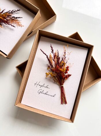 Coffret cadeau comprenant une carte de voeux avec un bouquet de fleurs séchées 2