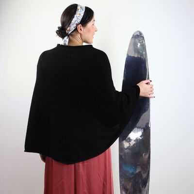 Poncho negro de lana y cashmere con lentejuelas