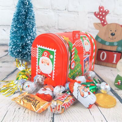 Kleiner Weihnachtsbriefkasten aus Metall, gefüllt mit Süßigkeiten und Pralinen