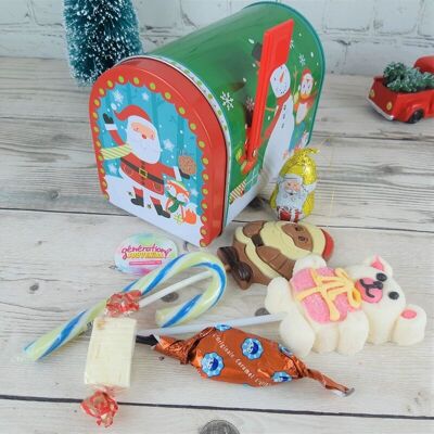 Weihnachtsbriefkasten aus Metall, gefüllt mit Süßigkeiten und Pralinen