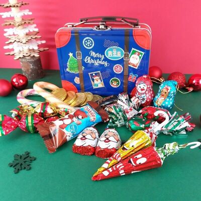 Weihnachtskoffer gefüllt mit Süßigkeiten und Pralinen