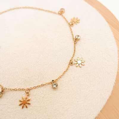 Golden anklet with flower and rhinestone pendants