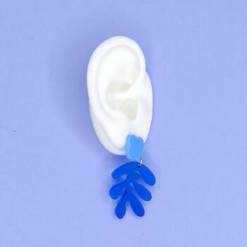 Boucles d'oreilles en acrylique floral Matisse en bleu foncé 2