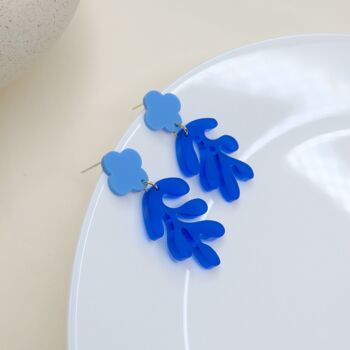 Boucles d'oreilles en acrylique floral Matisse en bleu foncé 3