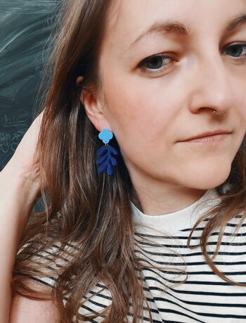 Boucles d'oreilles en acrylique floral Matisse en bleu foncé 4