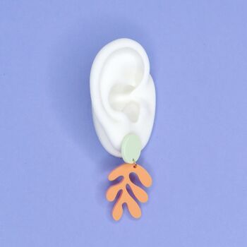 Boucles d'oreilles Matisse florales en acrylique pêche 2
