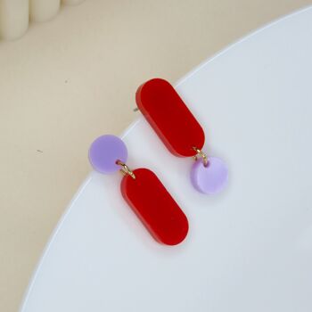 Boucles d'oreilles asymétriques Claire en rouge lilas 2