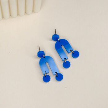 Boucles d'oreilles dépareillées en acrylique bleu azur 3