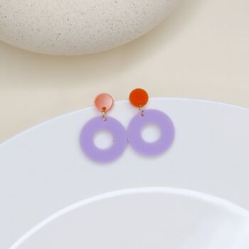 Clous d'oreilles cercle colorblock en orange et lilas 1