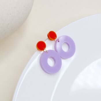 Clous d'oreilles cercle colorblock en orange et lilas 3