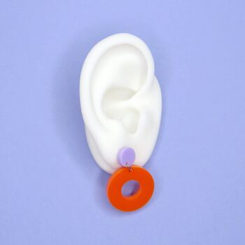 Clous d'oreilles cercle color block lilas et orange 2