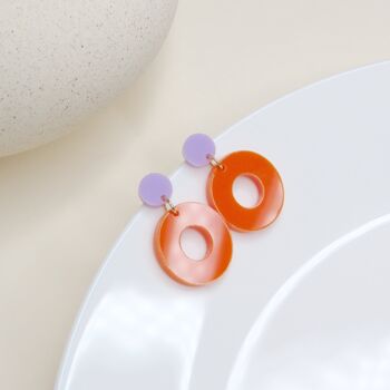 Clous d'oreilles cercle color block lilas et orange 3