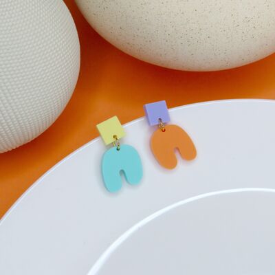 Boucles d'oreilles acryliques carrées de clown aux couleurs vives