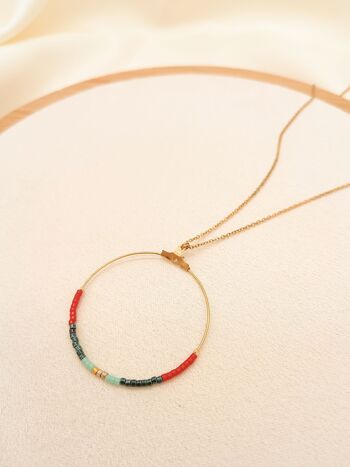 Collier long chaîne fine dorée avec cercle perlés rouge 1