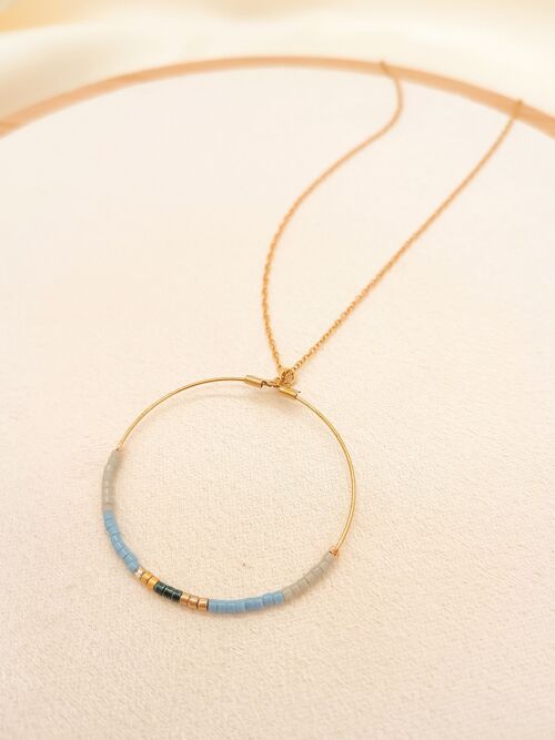 Collier long chaîne fine dorée avec cercle perlés bleu