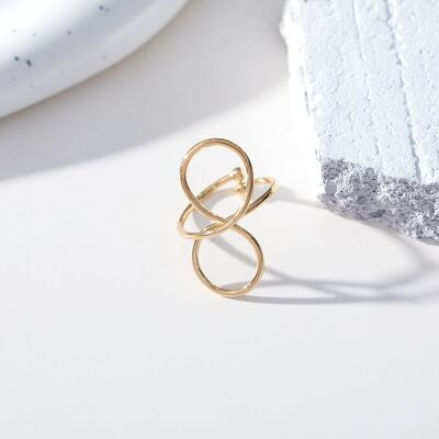 Adjustable golden ring in the shape of 8