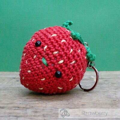 DIY Häkelset – Erdbeer-Taschenaufhänger