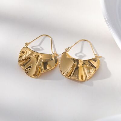 Dangling golden earrings with leaves