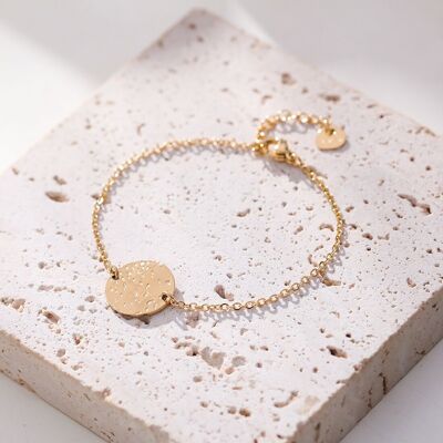 Pulsera dorada con placa martillada