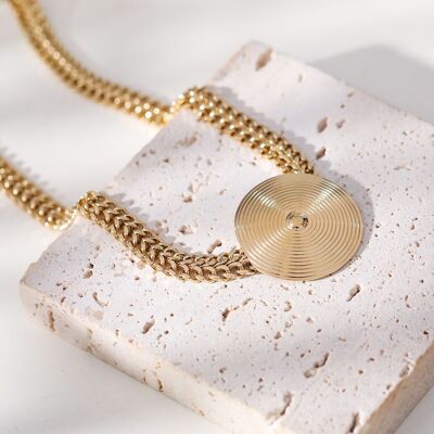 Thick chain necklace with round pendant 3.5cm in diameter