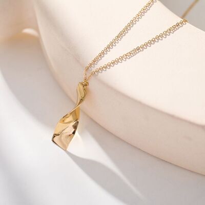 Golden chain necklace with wavy rectangle pendant