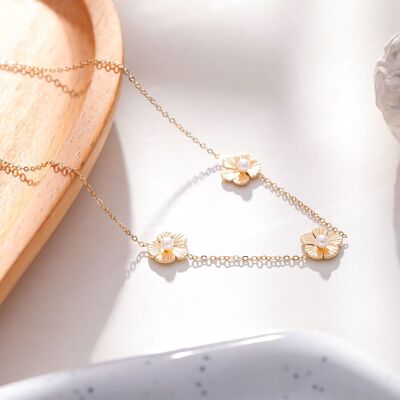 Goldene Halskette mit drei Blumen und Perlen
