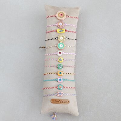 Coussin présentoir avec les 12 bracelets "le mauvais œil vous protège"