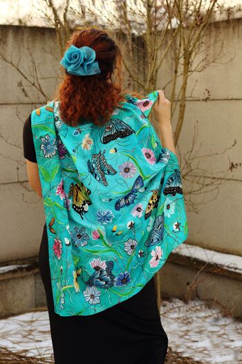 Foulard en soie turquoise peint à la main avec des papillons dans une boîte cadeau 3